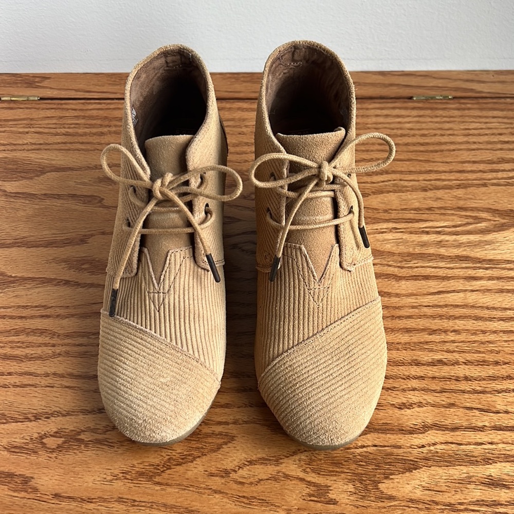 EUC - TOMS Brown Sugar Suede Corduroy Wedge Booties. Size 9.5 Lace Up - Picture 5 of 11